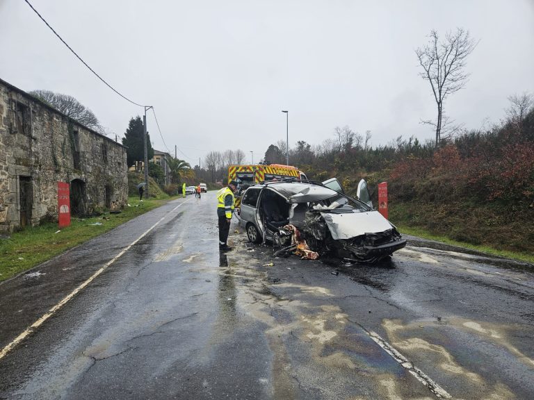 El impacto de un coche contra una casa en Piñor (Ourense) deja tres heridos, dos de ellos graves