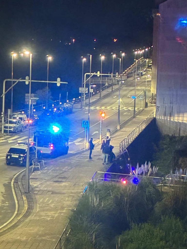 La caída de un coche policial por un terraplén en Pontevedra se salda sin heridos