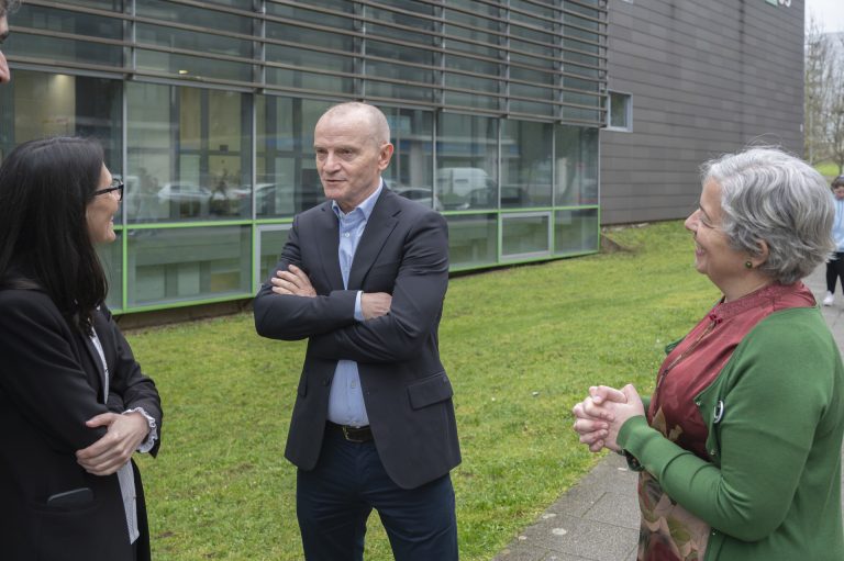 La candidata a rectora de la USC Rosa Crujeiras incorpora a su equipo al cardiólogo José Ramón González Juanatey