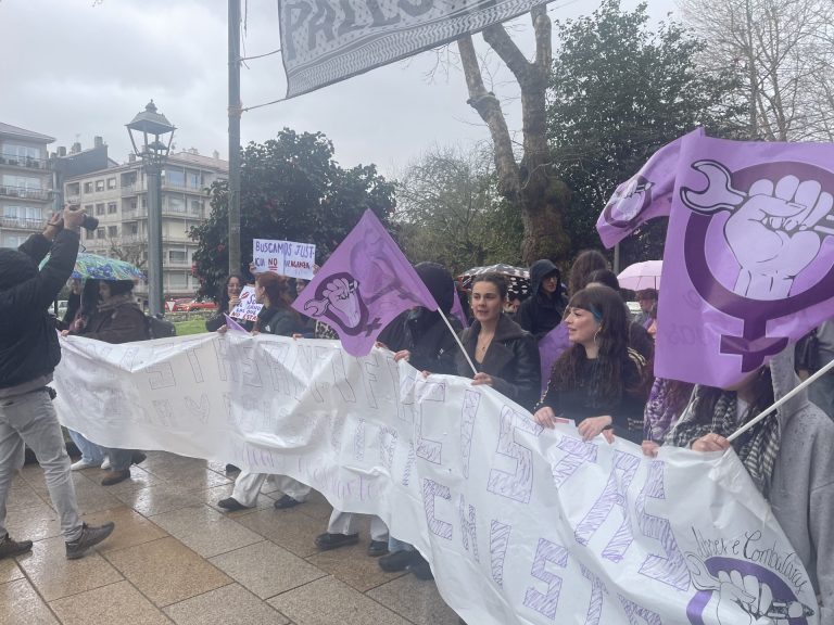 8M.- Universitarios se manifiestan en Santiago para exigir igualdad y poner fin a la «sexualización de la mujer»