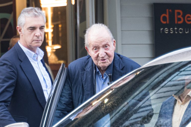 Juan Carlos I cancela su viaje a Sanxenxo (Pontevedra) y permanece en Abu Dhabi, donde «se encuentra bien»