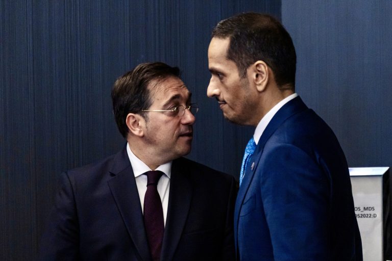 Irán.- Albares confirma la salida hacia España de los primeros vuelos comerciales con repatriados desde Qatar