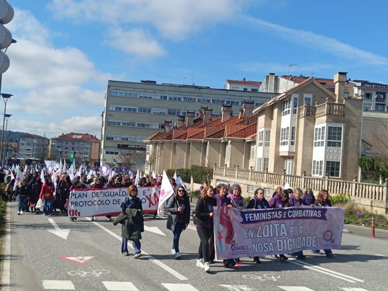 8M.-Cientos de mujeres se suman a la CIG en una manifestación femenina:»Seguimos sufriendo precariedad y salarios bajos»