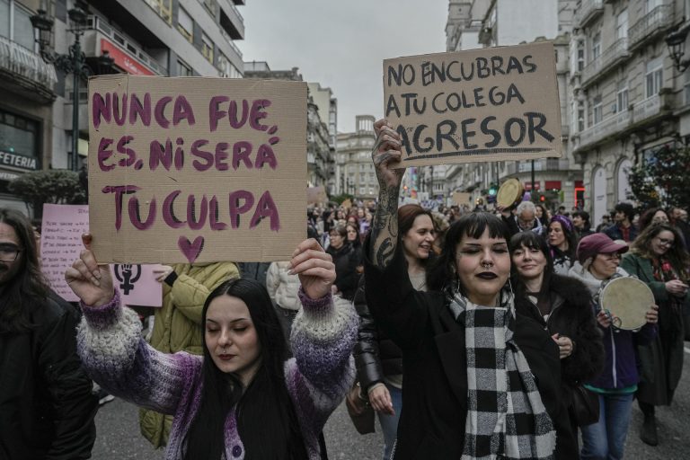 8M.-(AM) Miles de personas recorren Vigo por el 8M reivindicando un feminismo transversal y al grito de «no a la guerra»
