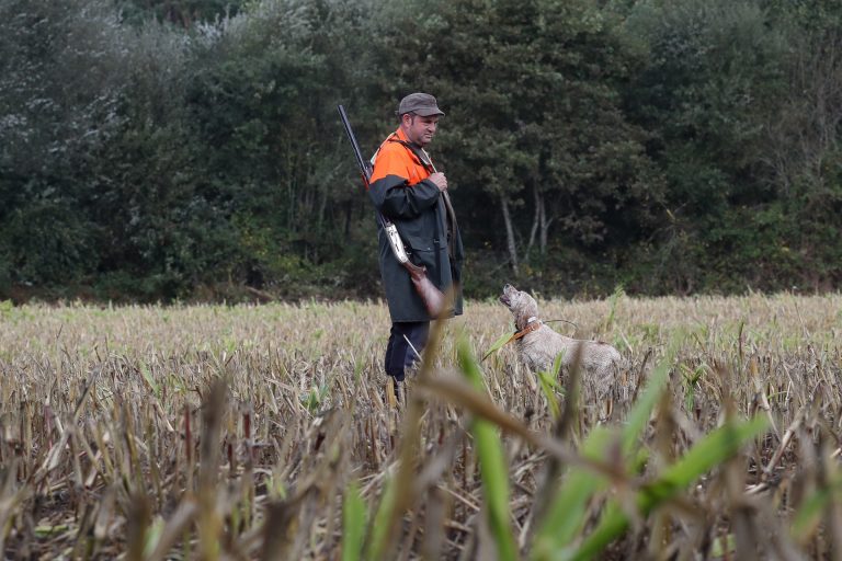 El Gobierno pacta con Galicia y otras 9 CCAA implantar una licencia interautonómica de caza y pesca en aguas interiores