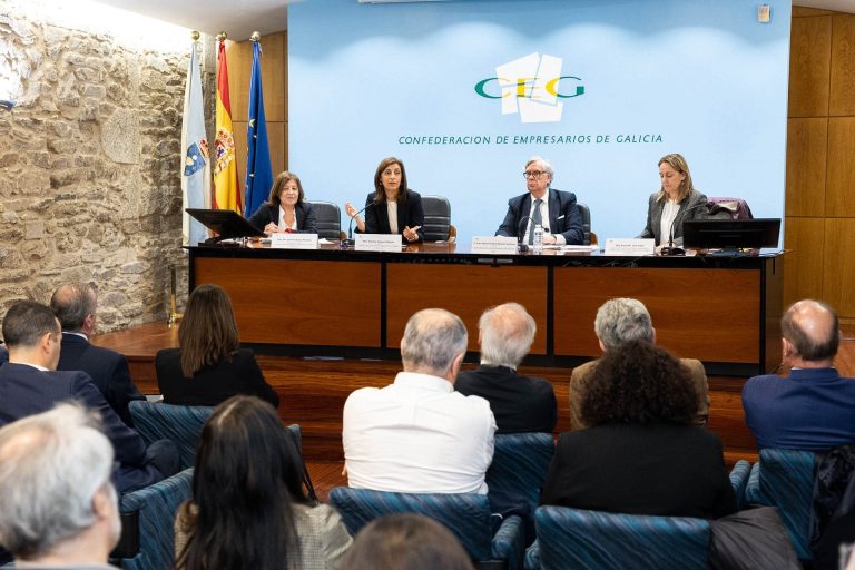 Xunta y patronal crean una comisión de trabajo para analizar jurídicamente la reforma del Reglamento de Costas