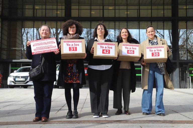 La iniciativa de un gallega para adelantar el inicio de las mamografías a los 40 años entrega 65.000 firmas en Sanidad