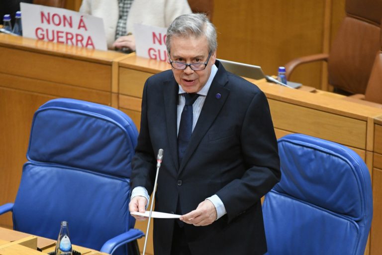 Pleno.- El conselleiro de Sanidade reivindica el servicio de Urgencias del HULA y el PSdeG lo acusa de «tapar y ocultar»