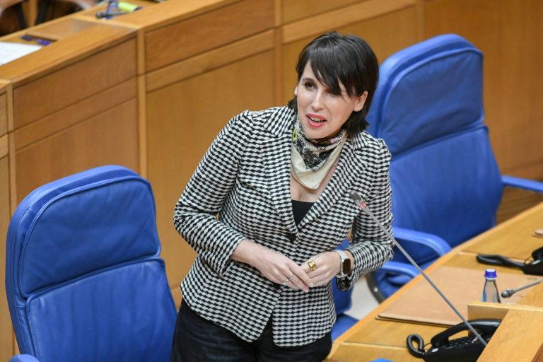 Pleno.- La Xunta defiende su modelo de repotenciación eólica y acusa al PSOE de ser «amigos de las eléctricas»