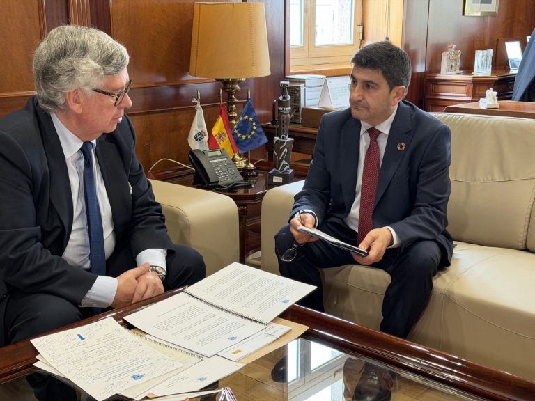 El Gobierno niega que la reforma del reglamento de Costas impida concesiones y la CEG expresa su preocupación