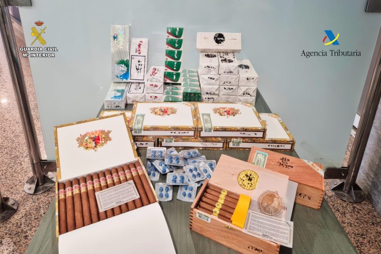 Intervienen a un pasajero en el aeropuerto de A Coruña 80 pastillas de viagra, 200 puros y más de 20 cartones de tabaco
