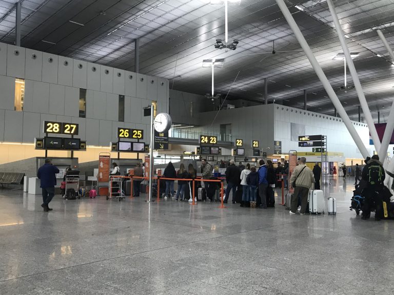 Turismo.- El aeropuerto de Santiago cae un 29,8% en febrero y el de Vigo baja un 4,4%, mientras A Coruña sube un 0,3%