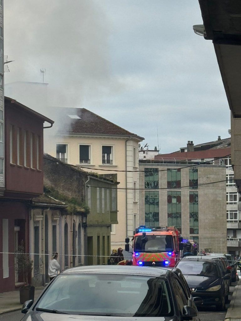 Sucesos.- Un incendio destruye la ‘narcocasa’ okupada de Os Duráns, en Vilagarcía (Pontevedra)