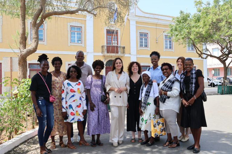 La presidenta de la Diputación de Lugo se reúne en Cabo Verde con responsables de cámaras municipales locales