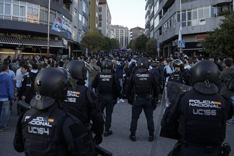 Aficionados del Lyon llegan a Balaídos escoltados por la Policía Nacional sin altercados tras la pelea de anoche
