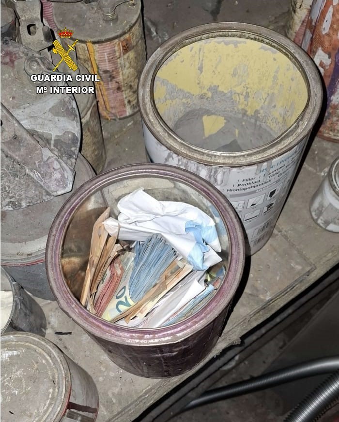 Sucesos.- Detenidos dos hombres en Tui al desmantelar un punto de venta de drogas en un establecimiento de automoción