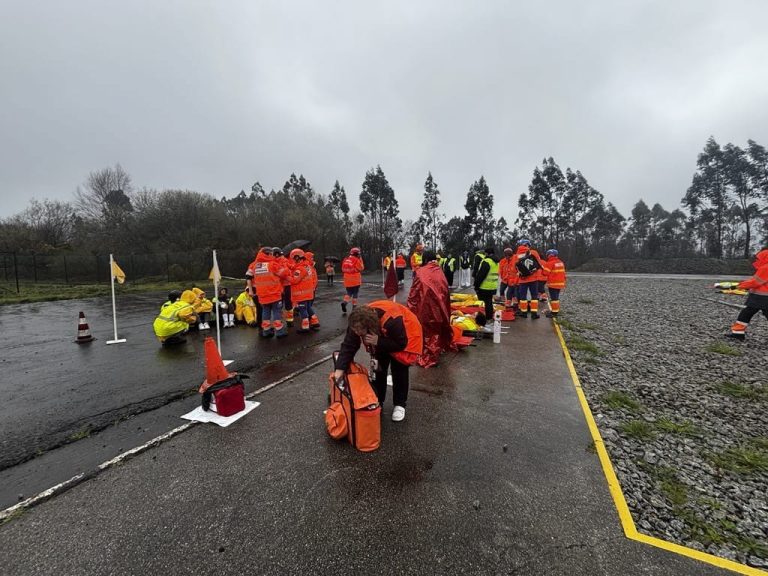 Un simulacro de accidente en Lavacolla, que recreó una salida de vía en un aterrizaje, moviliza un amplio operativo