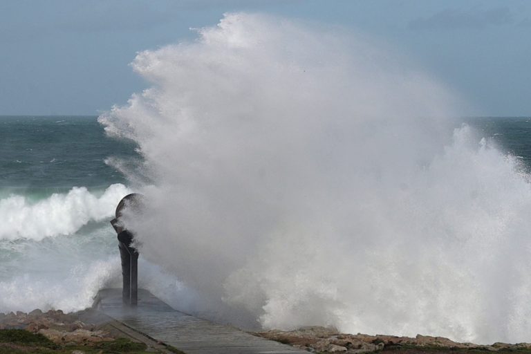 Viento, olas y nieve tendrán en aviso a 13 comunidades, con nivel naranja por oleaje en Galicia y otras tres autonomías