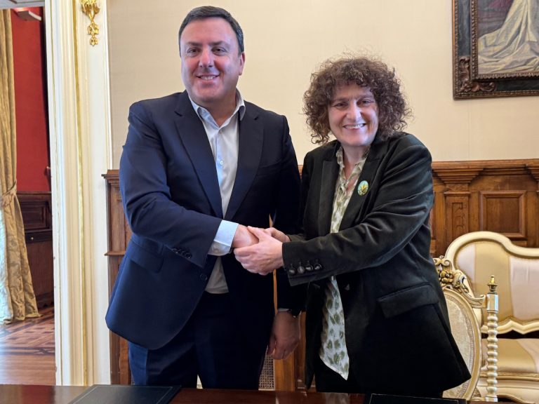 La Diputación de A Coruña cede vías provinciales al Ayuntamiento de Santiago y aporta financiación para entidades