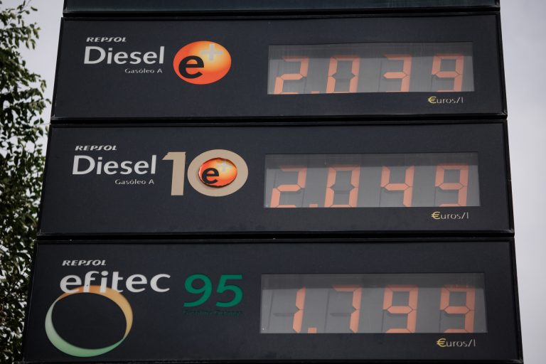 La escalada de combustibles en Galicia: acopio «de locos» para calefacción y gasolineras con el litro a más de 2 euros