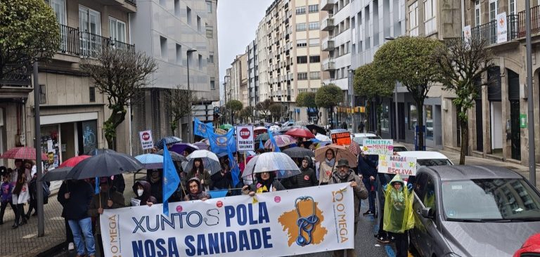Médicos gallegos vuelven a salir a la calle en Santiago para instar a Sanidade a sentarse a negociar