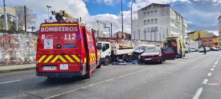 Sucesos.- Trasladan al hospital a cinco personas heridas en un accidente entre dos vehículos en Fene (A Coruña)