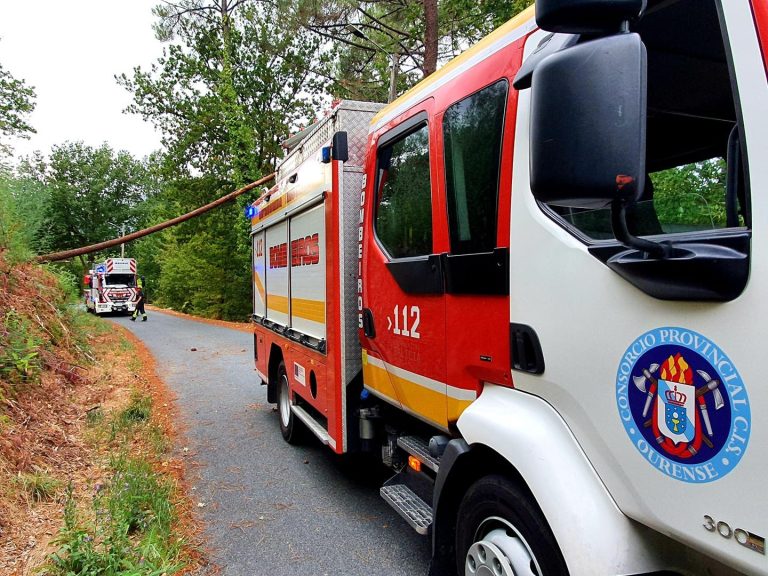 Sucesos.- Un bombero resulta herido en la extinción de un incendio en una casa en Boborás (Ourense)