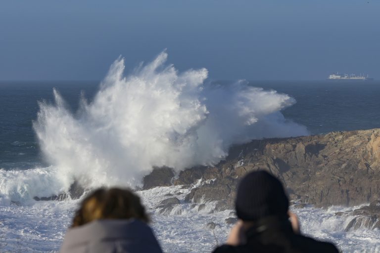 La costa de A Coruña y Lugo estará en alerta naranja este lunes por olas de hasta 6 metros