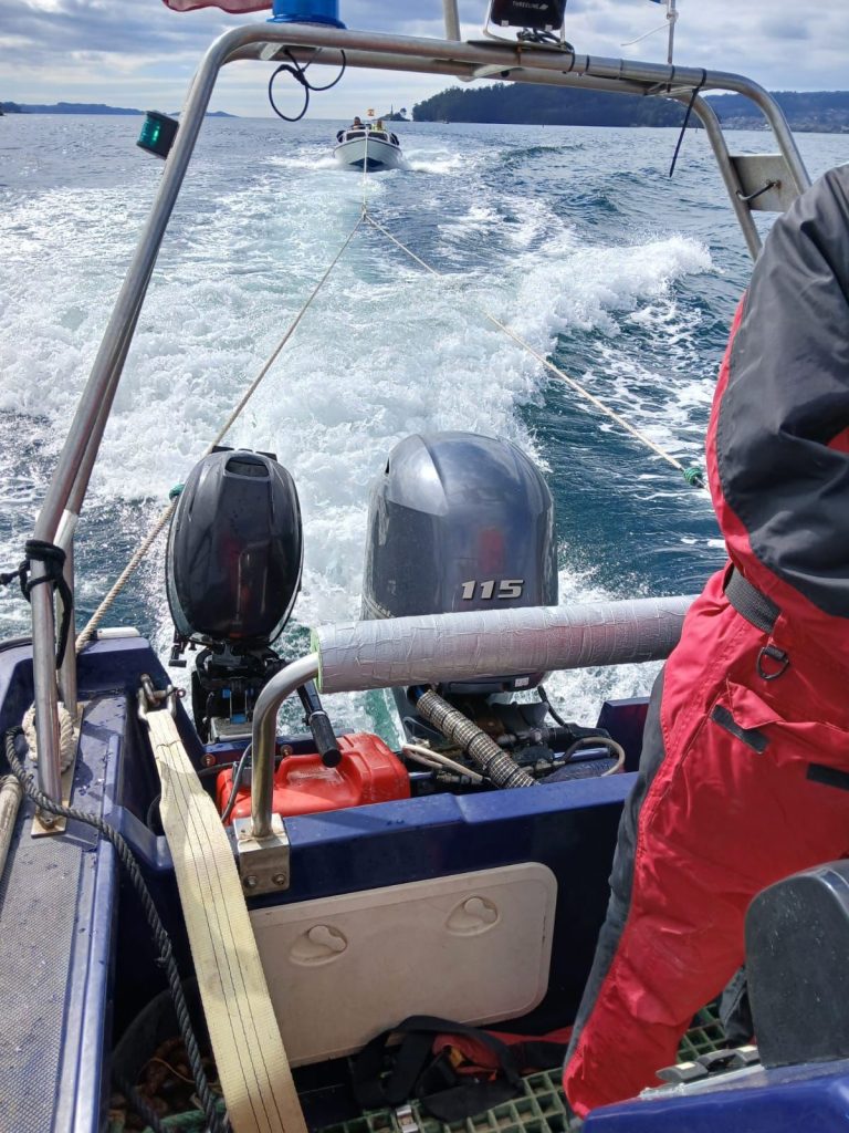 Gardacostas de Galicia rescata una embarcación a la deriva en la Ría de Pontevedra