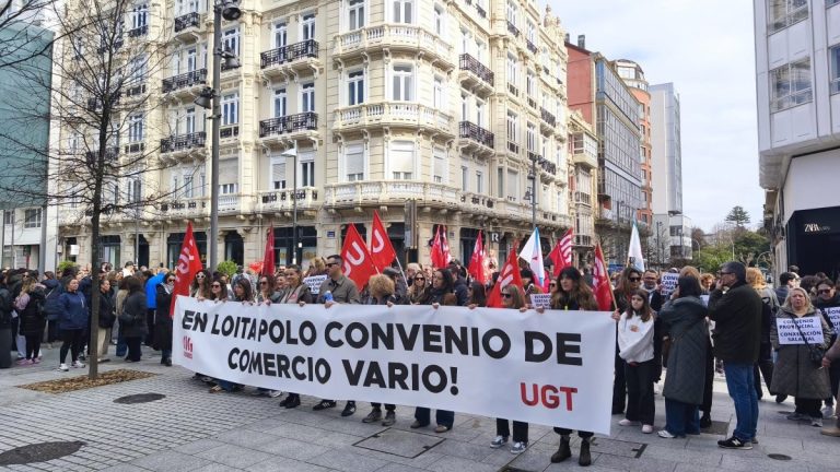 Cientos de trabajadores del comercio vario de A Coruña reclaman «condiciones laborales y salariales dignas»