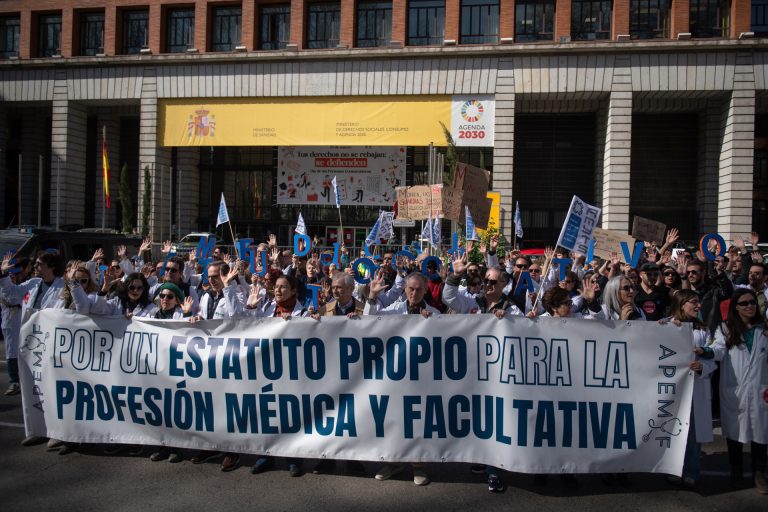 Casi 500 médicos exigen un Estatuto Marco propio frente al Ministerio de Sanidad al inicio de una semana de huelga