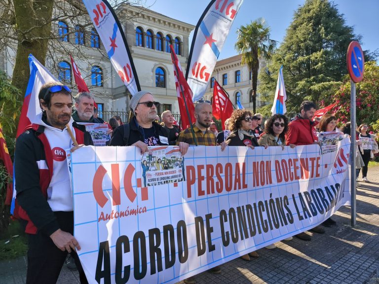 La CIG entrega más de mil firmas en la Xunta para reclamar la negociación de un acuerdo para personal no docente
