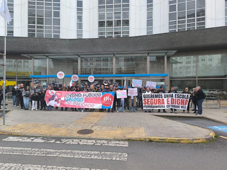 Representantes de CIG y de ANPAS se movilizan en A Coruña ante el «deterioro estructural» en colegios de la provincia