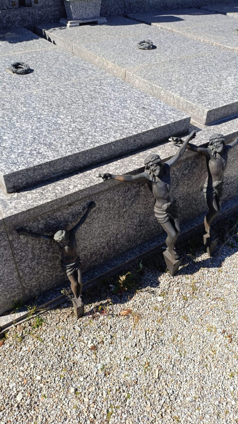 Sucesos.- La Guardia Civil investiga varios robos de más de 50 cristos en cementerios de Celanova (Ourense)