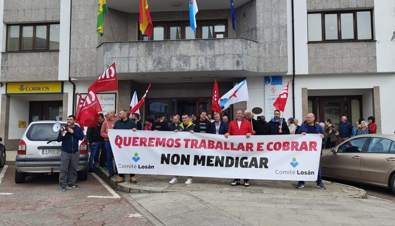 El personal de Losán se concentra en Curtis para reclamar un plan de viabilidad para la empresa