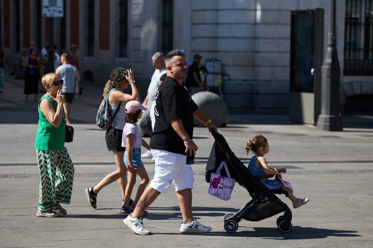 La población extranjera con residencia en vigor sube un 8,7% en Galicia, el doble que la media, hasta 157.743 personas