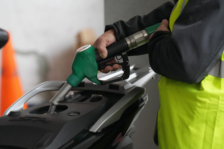 Más de un centenar de gasolineras en Galicia ya tienen el litro de gasóleo por encima de los 2 euros