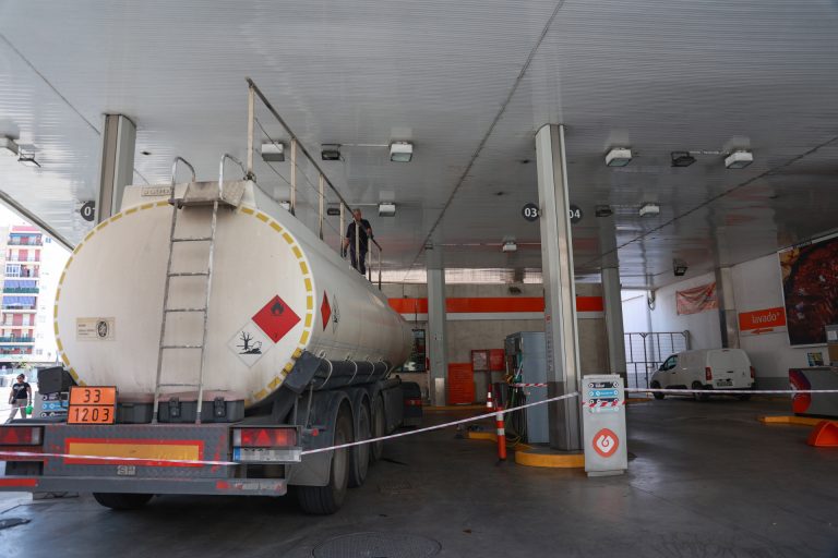 Transportistas, agricultores, ganaderos y pescadores se descontarán 20 céntimos por litro de combustible