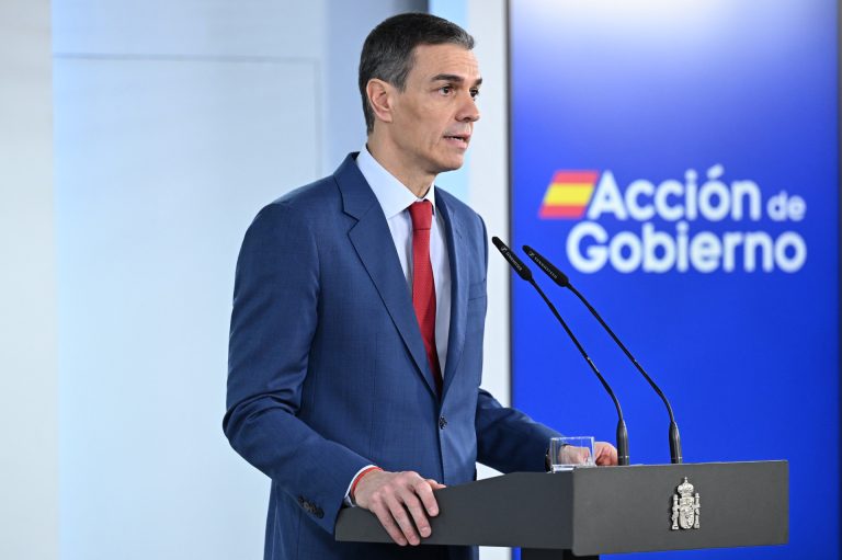 Sánchez anuncia la rebaja del IVA de la electricidad, el gas, la gasolina y el gasóleo al 10%