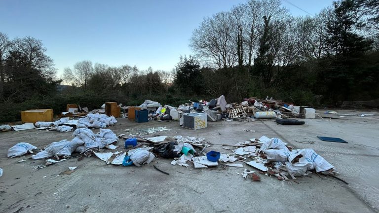 PP de Santiago denuncia una «preocupante proliferación de escombreras» en distintos puntos de la ciudad