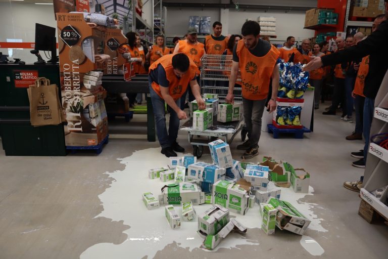 Unións Agrarias derrama leche en una protesta por la «desorbitada bajada» del precio al provenir de Portugal y Francia