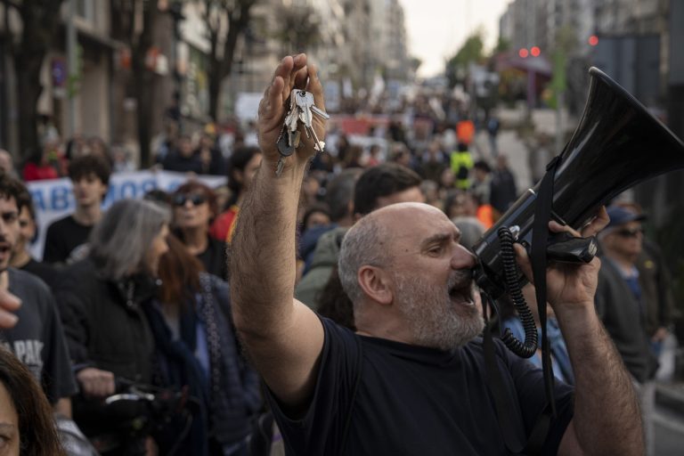 Cientos de personas alzan sus llaves en Vigo para pedir medidas frente a la situación de «emergencia habitacional»