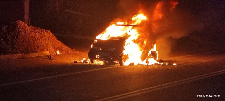 Un conductor logra salir de su vehículo en Sanxenxo antes de que las llamas calcinasen por completo el turismo