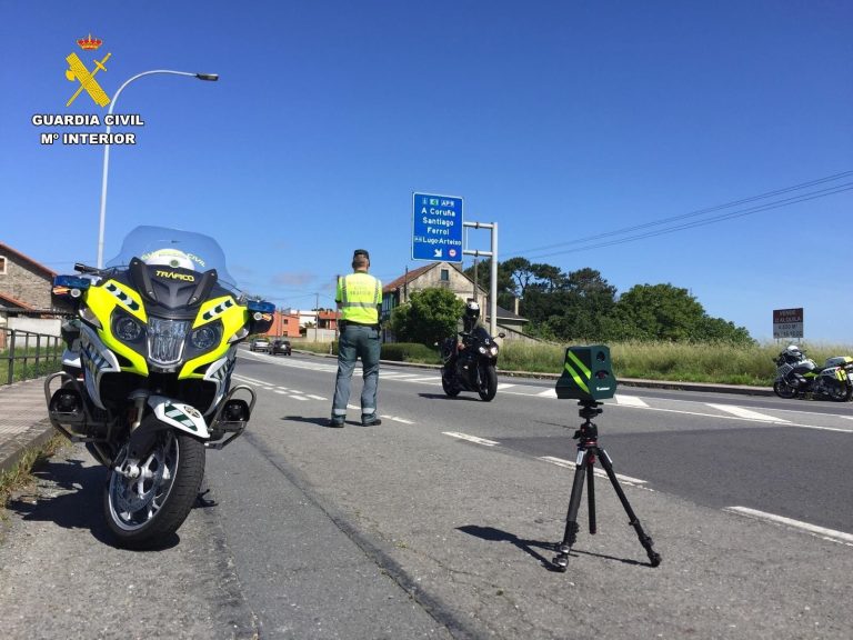 La Guardia Civil establece un plan de vigilancia especial sobre motoristas en la provincia de A Coruña