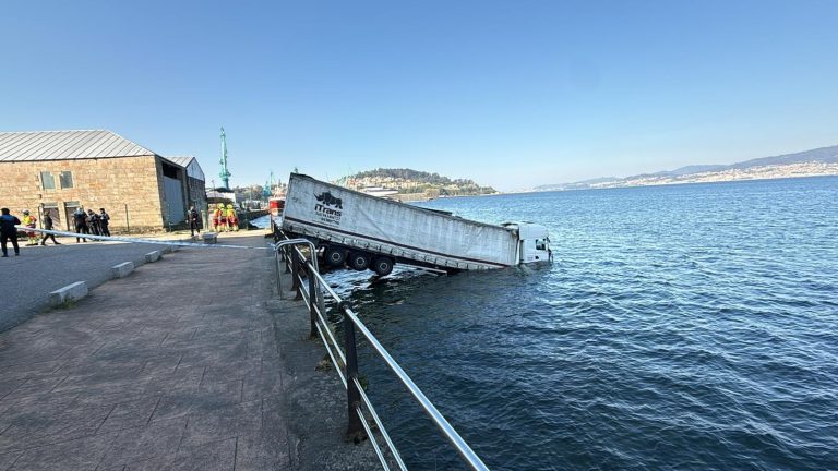 Ileso el conductor de un camión que perdió los frenos en Vigo y acabó cayendo al mar en Teis