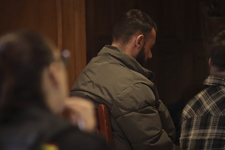 El acusado de acuchillar a un joven en Salceda en 2019 se declara inocente: «Nunca tuve problemas con nadie»