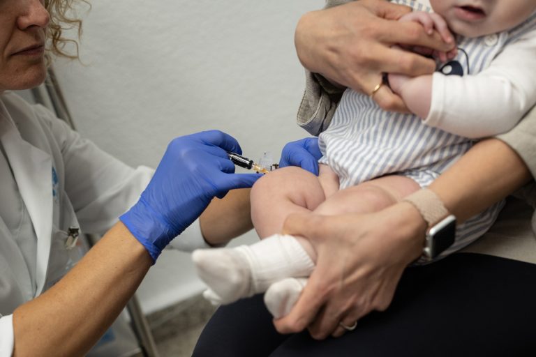 La positividad del virus respiratorio sincitial en Galicia desciende hasta el 5,3%