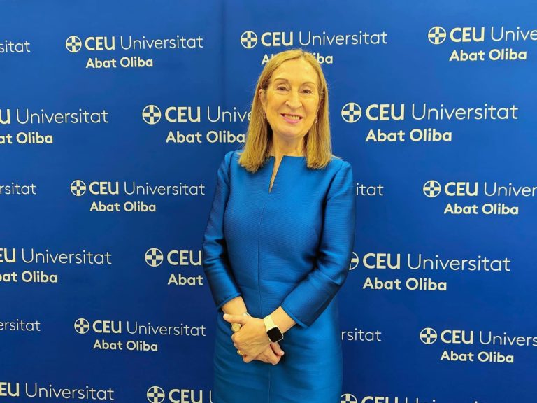 La exministra Ana Pastor afirma que el mayor reto del sistema de salud es cuidar a los sanitarios