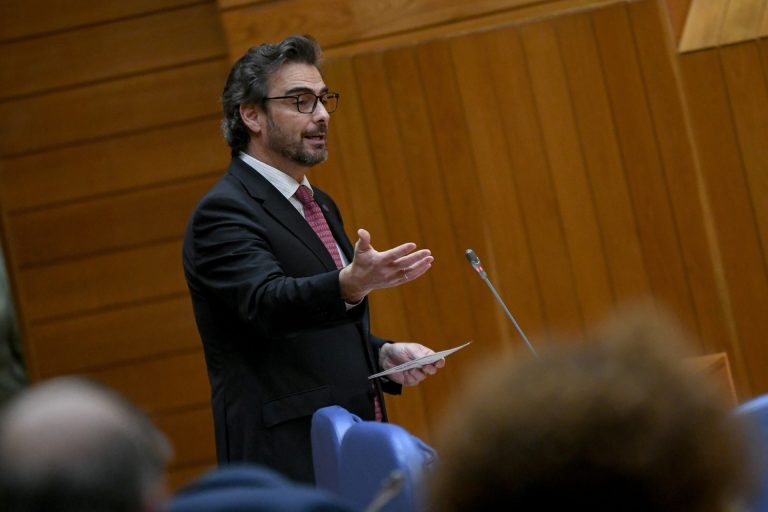 Pleno.- La Xunta no prevé implementar una tarjeta de transporte público intermodal con tarifa plana como plantea el BNG