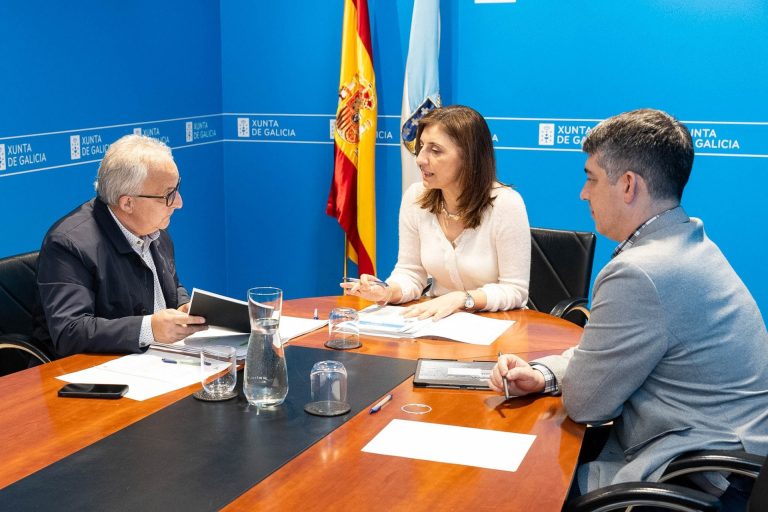 Ángeles Vázquez informa al alcalde de Muíños de las líneas de ayudas para municipios en materia de aguas